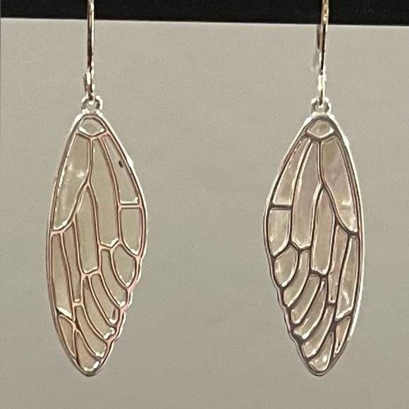 NEW Amanda Blu Genuine Mother of Pearl Wing Earrings - Picture 3 of 4